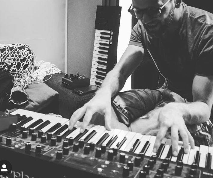 Arne speelt keyboard, zwart-witfoto