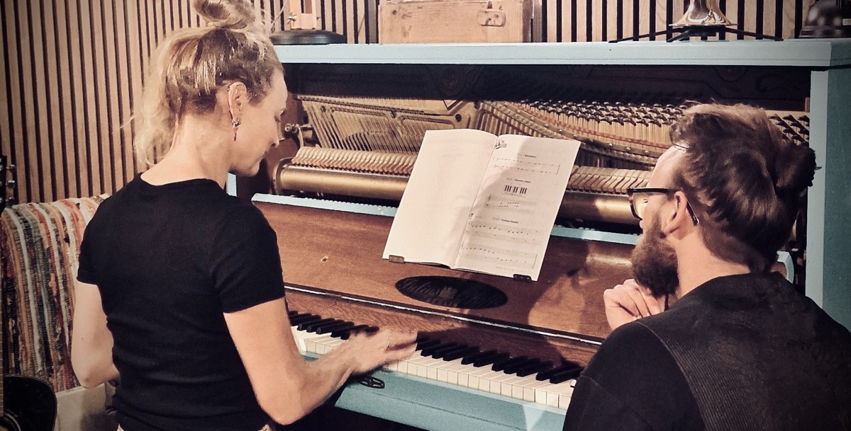 Samen aan de piano tijdens de pianoles